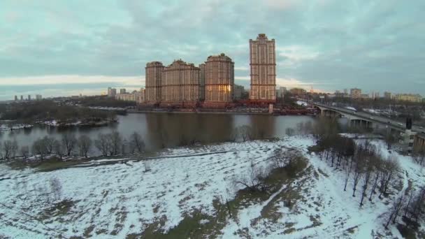 Stadsverkeer op brug — Stockvideo