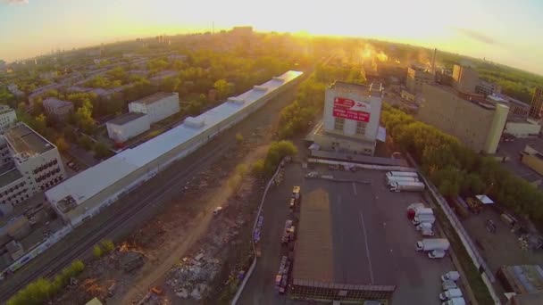 Paisaje urbano con zona industrial — Vídeos de Stock