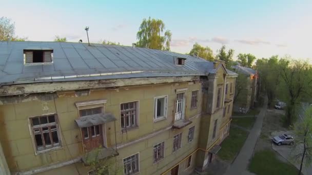 Ruïneuze huizen tussen bomen — Stockvideo