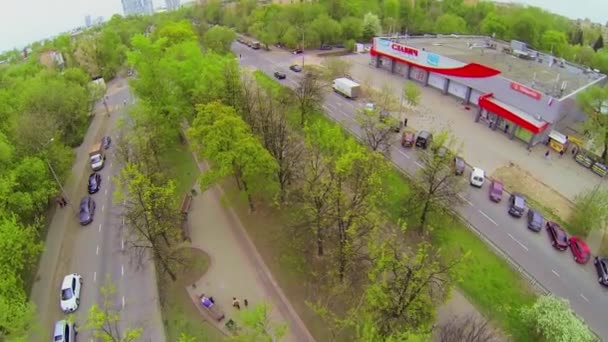 Boulevard en el día de primavera . — Vídeos de Stock