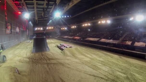 Passeios de carro grandes por curso de obstáculo — Vídeo de Stock