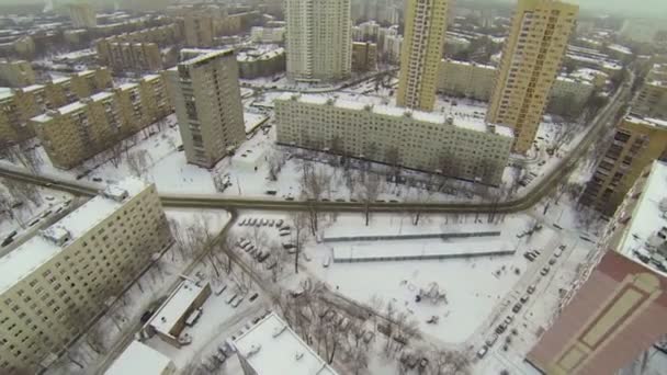 Ville enneigée avec trafic de rue — Video