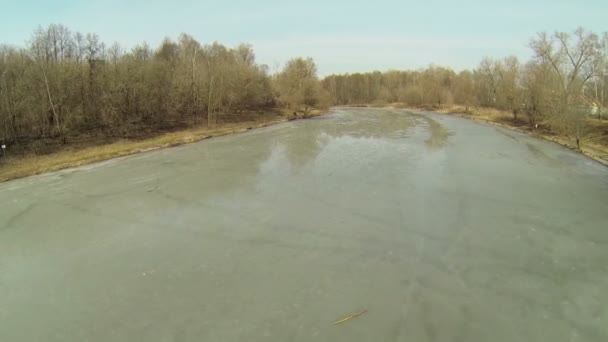 Vlhký povrch ledového rybníka — Stock video