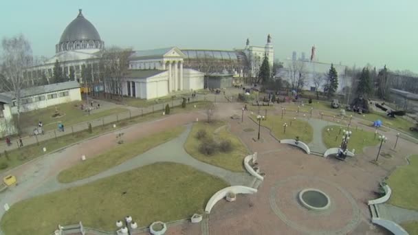 Mensen lopen in de buurt van paviljoens — Stockvideo