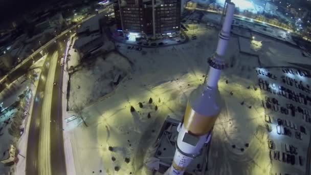 ソユーズ ロケットの記念碑付近の交通 — ストック動画