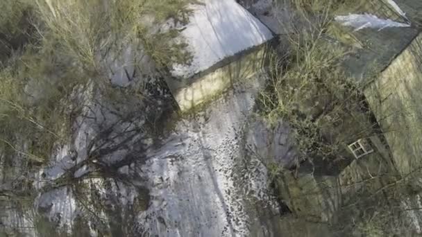 Antigua casa de madera — Vídeo de stock