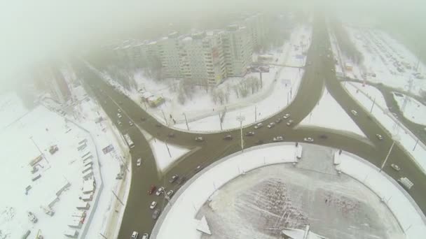 Paisaje urbano con tráfico en plaza — Vídeos de Stock