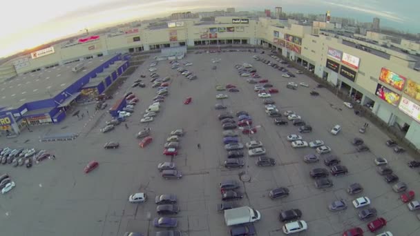 Autos fahren am Parkplatz vorbei — Stockvideo