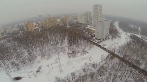 Ciudad con nieve en el día de invierno — Vídeos de Stock