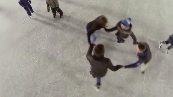 Gente dando vueltas en el hielo — Vídeos de Stock