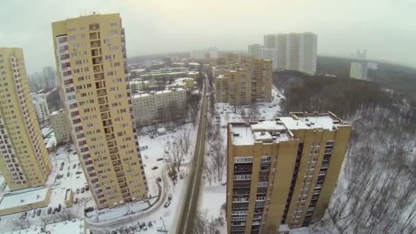 Міська околиця з житловими будинками — стокове відео