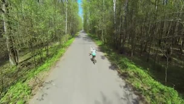 Duas crianças andam de bicicleta e patins — Vídeo de Stock