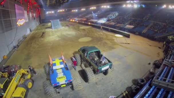 Carros estão perto do autódromo — Vídeo de Stock