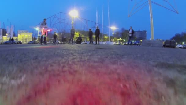 Les gens jouent avec les quadrocopters — Video