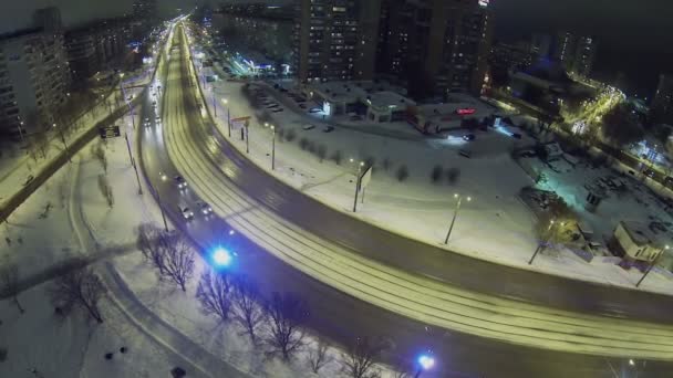 Coches paseo por la calle en la noche de invierno — Vídeo de stock