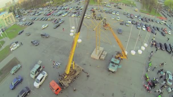 Crane konstruera stjärna monument — Stockvideo