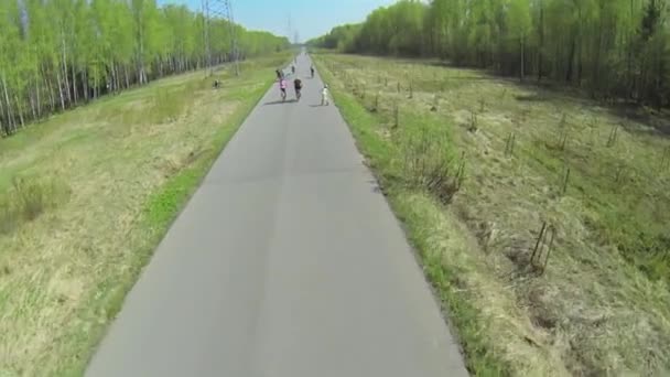 Люди ездят на велосипедах в парке — стоковое видео