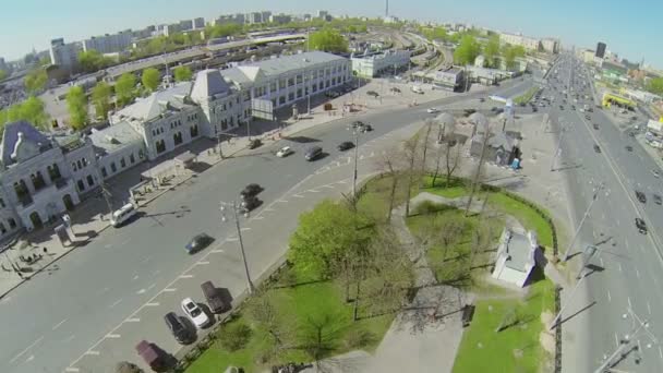 Stadsgezicht met verkeer in Moskou — Stockvideo