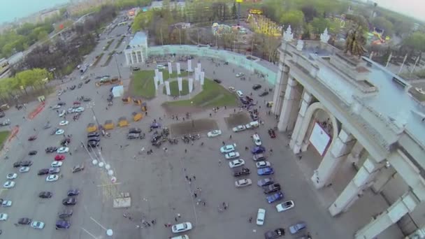 Ludzie chodzą w pobliżu bramy wjazdowej — Wideo stockowe