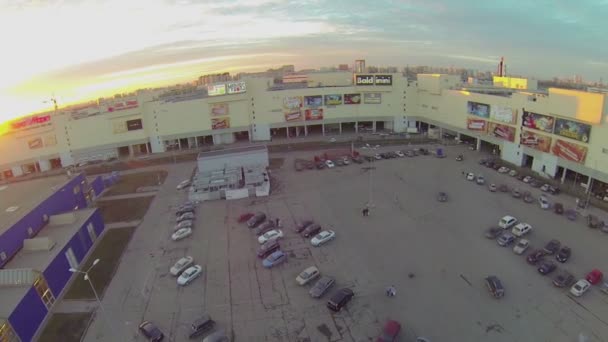 Мбаппе на парковке — стоковое видео