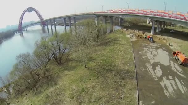 Kust rond de rivier in de buurt van Zhivopisny brug — Stockvideo