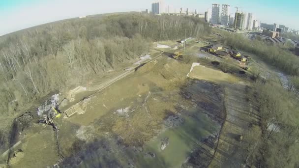 Periferia da cidade com reconstrução de lagoa — Vídeo de Stock