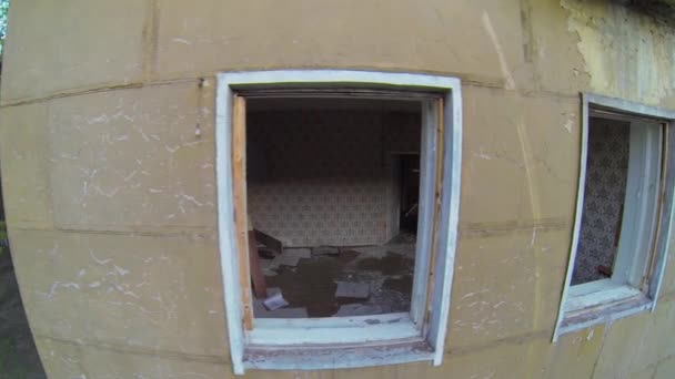 Casa abandonada en el día de primavera — Vídeo de stock