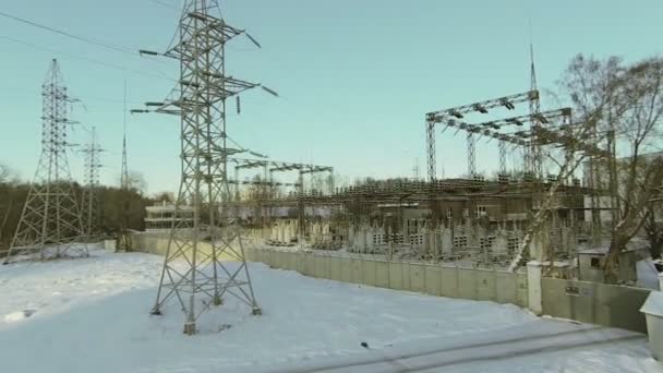 Energii elektrycznej stacji z filarów — Wideo stockowe