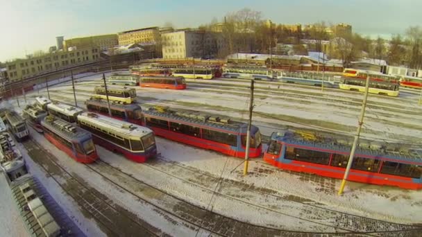 Fordon parkerade på spårvagn depot — Stockvideo