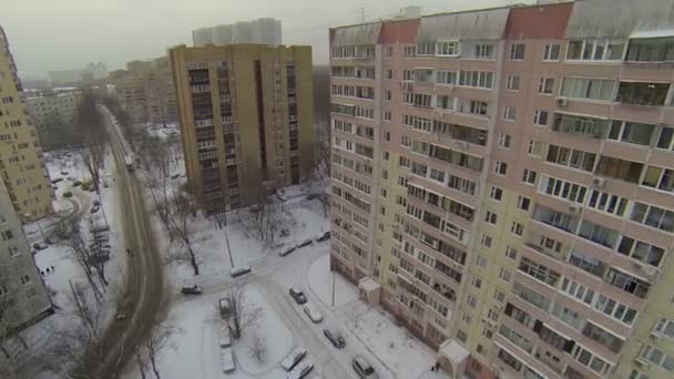 Casas residenciais perto da floresta — Vídeo de Stock