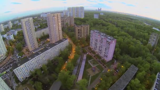 Stadtrand mit Straßenbahnlinie — Stockvideo