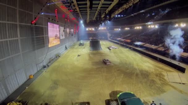 Gran coche monta carrera de obstáculos — Vídeo de stock