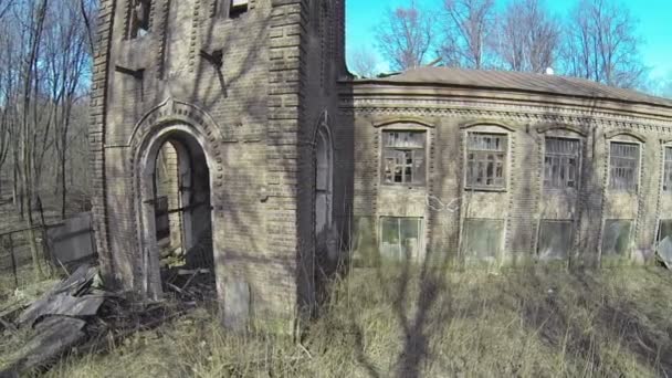 Заброшенное здание с входом — стоковое видео
