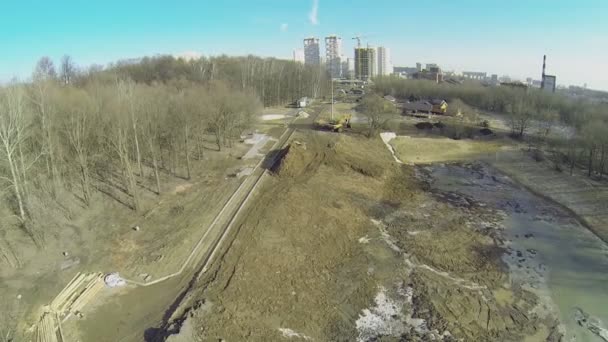 Koparka działa na plac budowy — Wideo stockowe