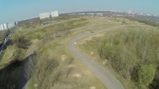 Dos coches viajan por pista de carreras — Vídeo de stock