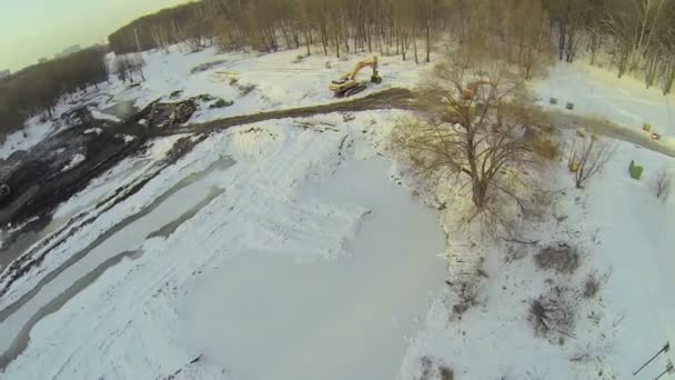 Dammen nära snöklädda skogen — Stockvideo