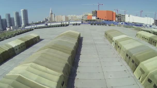 Militaire tenten in de buurt van machines voor Victory Day Parade — Stockvideo