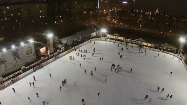 城市交通附近溜冰场 — 图库视频影像