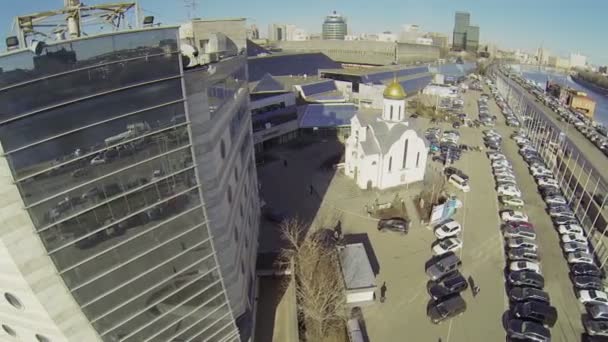 Auto parkeren en kerk — Stockvideo