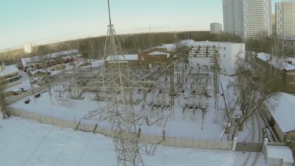 Elektriciteitscentrale met pilaren — Stockvideo