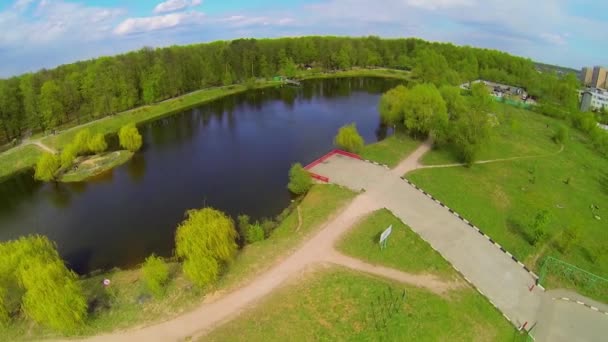 Parque y estanque cerca de la ciudad — Vídeos de Stock