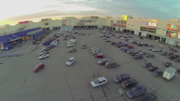 Autos fahren am Parkplatz vorbei — Stockvideo