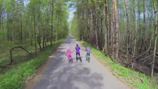 Moeder met kinderen ritje op rollerblades en fiets — Stockvideo