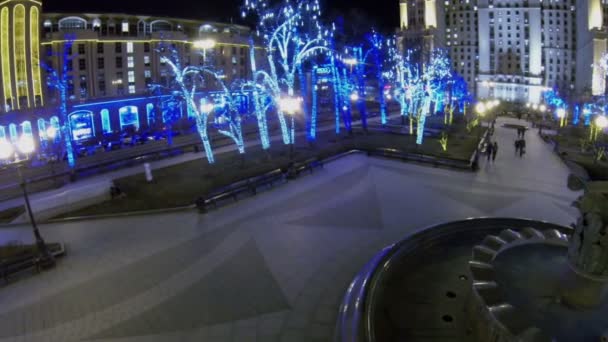 Folk går vid torget — Stockvideo