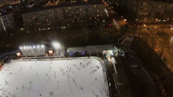 Eisbahn mit vielen Menschen — Stockvideo