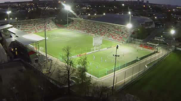 Los equipos de fútbol juegan en el campo — Vídeo de stock