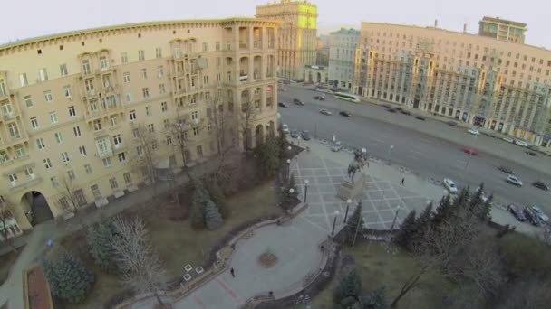 Trafic routier près de la place — Video