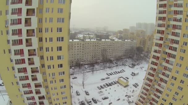 Hoog residentiële huizen tegen stadsgezicht — Stockvideo