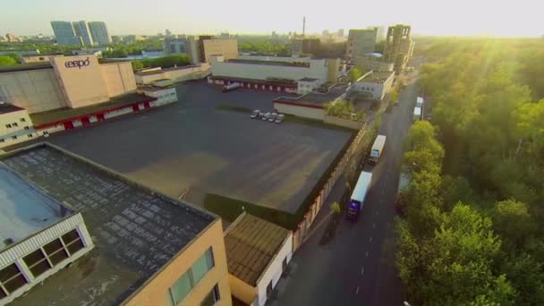 Paisaje urbano con camiones estacionados en la carretera — Vídeos de Stock