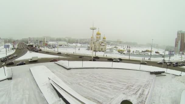 Trafic sur la place près de l'église — Video